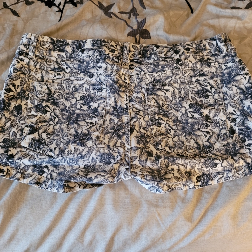 4/$10 Sale! H&M floral shorts size 8